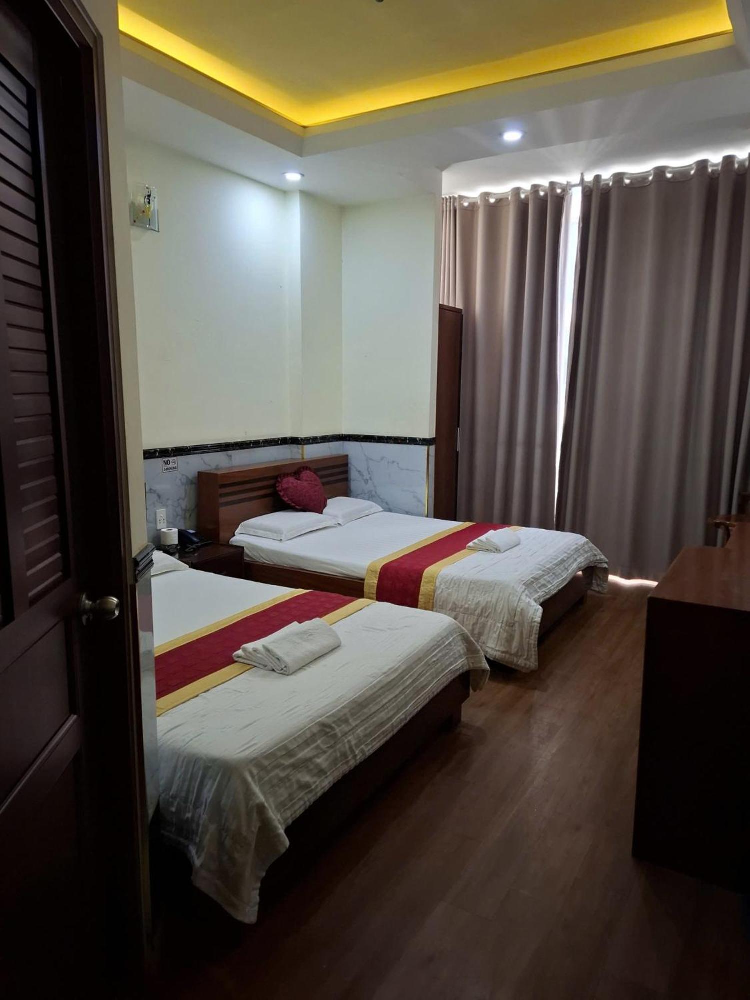Hotel Saigon Night